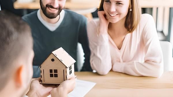 Casal comprando casa própria