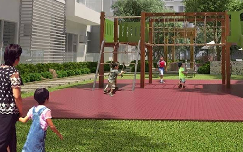 Crianças em área de lazer em condomínio
