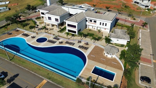 vista aérea da piscina do Central Park Residence - Terrenos e casas a venda em Vargem Grande Paulista - SP
